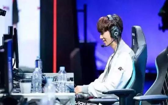 Team WE 和 Bilibili Gaming 在 LPL Split 2 2025 中击败对手