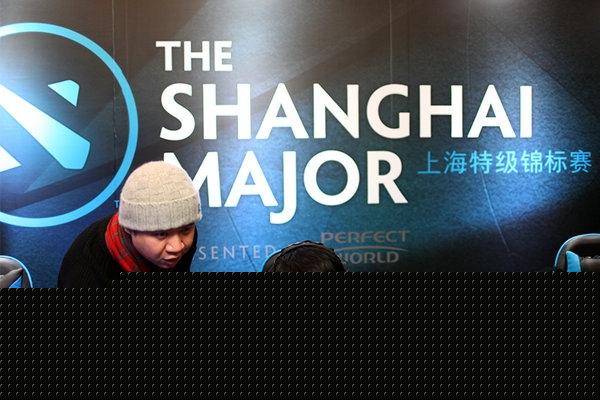 kurO 狐狸精吸引了观众，小伞的飞机造成了巨大的伤害， Leyan 的队伍赢得了胜利